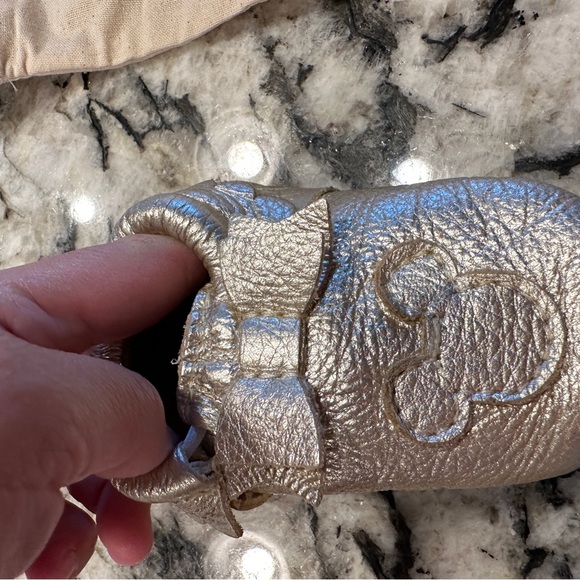 Freshly Picked Platinum Mickey Mouse Bow Baby Shoe in size 3, like new condition - Picture 13 of 16